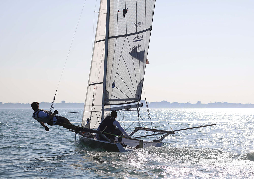 Uomini e donne con in mano le borracce di UniPadova