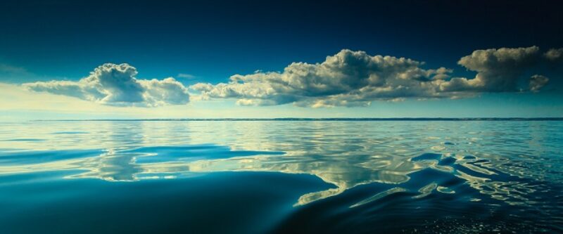 Specchio d'acqua e nuvole