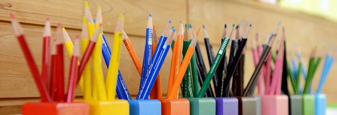 幼稚園の教室の色鉛筆