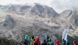 Partecipanti davanti alla Marmolada 1