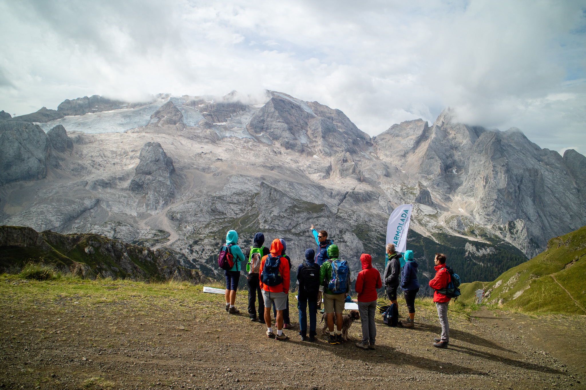 Partecipanti davanti alla Marmolada 1 Partecipanti davanti alla Marmolada 1