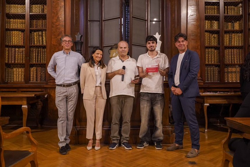Giorgio Belli, studente Unipd, premiato come "Miglior Scacchista Italiano" durante il Torneo
(Credits foto: Università di Bologna)