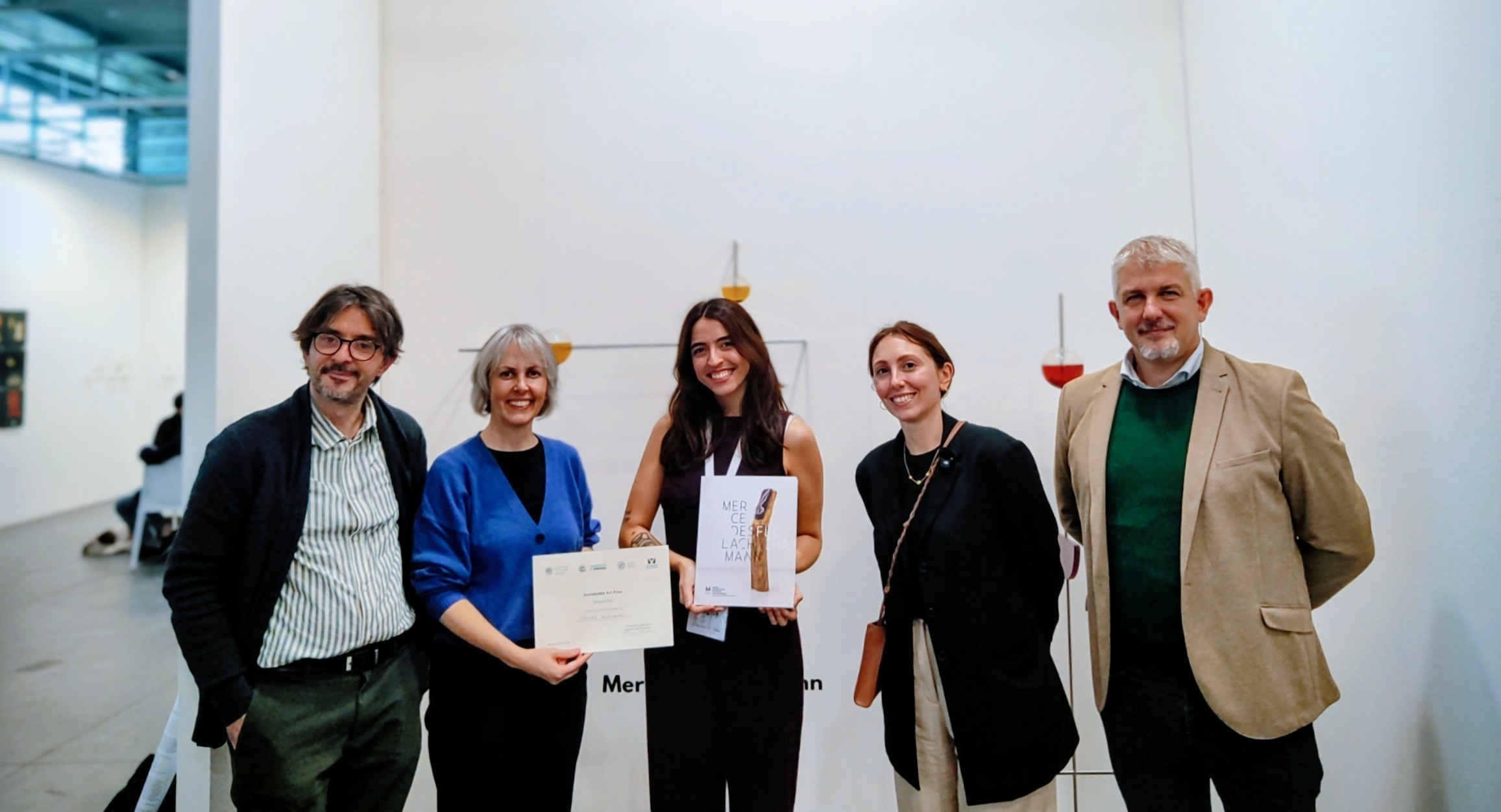 L'artista Mercedes Lachmann e la giuria del Premio 2025